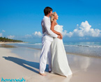 ANZEIGE honeywish: Hochzeitsreisen und Flitterwochen Hochzeitstisch - Brautpaar am Strand